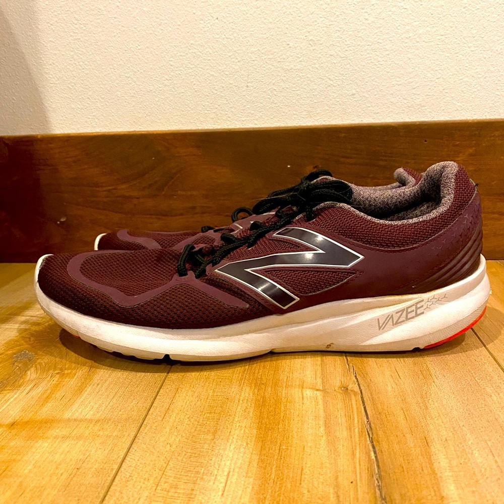 Purple new balance size 11.5 woman good condition. ￼